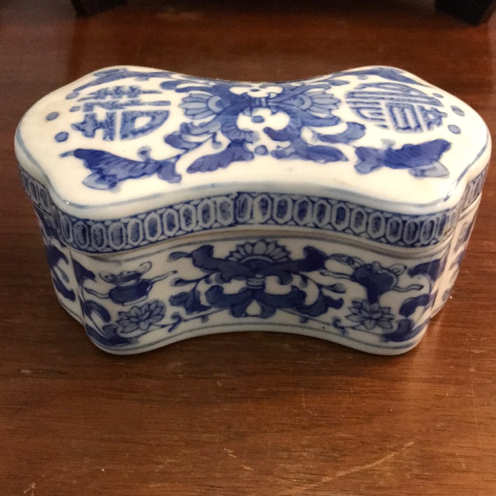 VTG Diminutive Chinoiserie Box